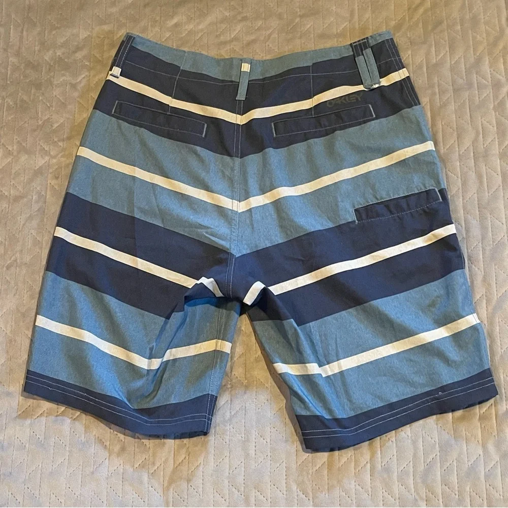 Oakley shorts mens size 30‎ EUC blue/white
